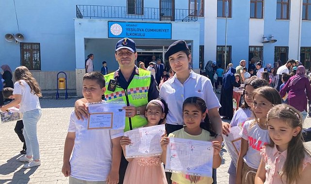 Jandarma öğrencilerin karne heyecanına ortak oldu