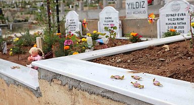 Kabirlerin başına bayram şekeri bıraktılar