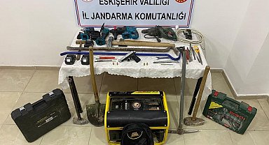 Kaçak kazı yapan 5 şüpheli suçüstü yakalandı
