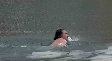Kaçkar Dağları eteklerindeki buz tutmuş göle girerek yüzdü