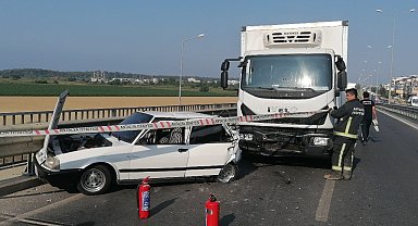Kamyon, çarpıp sürüklediği otomobili bariyerlerle arasına sıkıştırdı: 4 yaralı