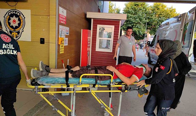 Kamyonet ile motosiklet çarpıştı: 2 yaralı