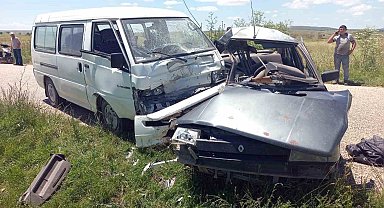 Kamyonetle otomobilin çarpıştığı kazada 3 kişi yaralandı