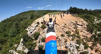Kanoyla yamaç paraşütü yaptı, yolculuğa denizde devam etti