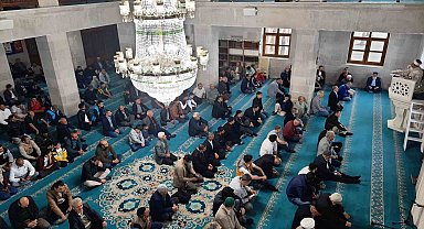 Kars'ta bayram namazında camiler doldu taştı