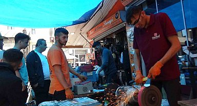 Kars'ta bıçaklar kurbanlıklar için bileniyor
