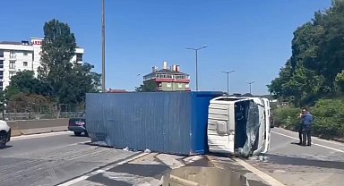 Kartal'da kamyon bariyerlere çarpıp yan yattı: 1 yaralı