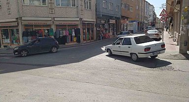 Kasis ve trafik lambası olmayan caddede kaza tehlikesi