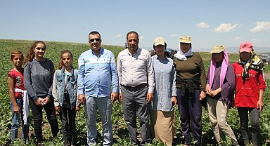 Kaymakam Bayram, tarlada çalışan çiftçilerle bayramlaştı