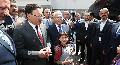 Kayseri protokolü karne sevincine ortak oldu