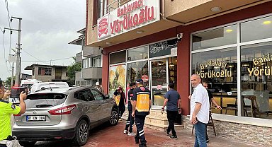 Kazada araç baklava dükkanının çerçevesine çarpıp durdu