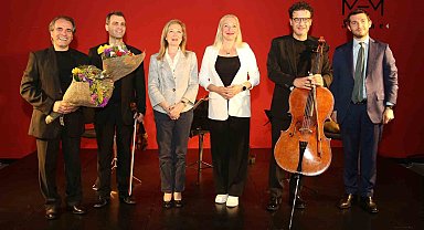 Keman ve çellonun gitarla buluştuğu konser