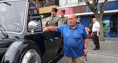Kendi imkanıyla yaptığı Atatürk'ün makam aracının replikasıyla şehir şehir geziyor