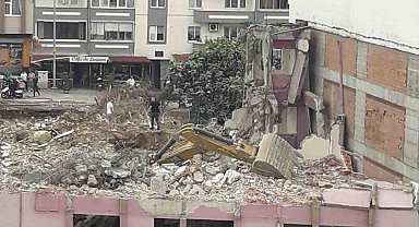 Kepçe binanın içinde yan yattı