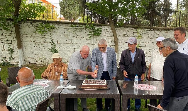 Kırklareli Huzurevi'nde Babalar Günü pasta kesilerek kutlandı