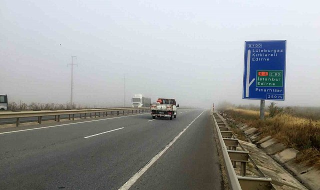 Kırklareli'de etkili olan yoğun sis sürücülere zor anlar yaşattı