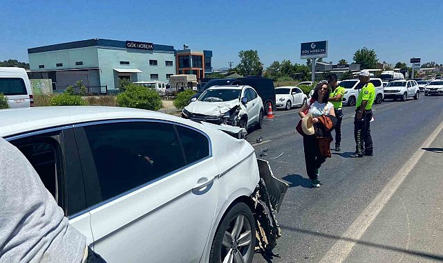 Kırmızı ışıkta yavaşlayan otomobillerin arasına daldı