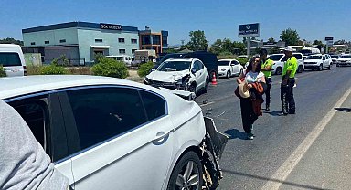 Kırmızı ışıkta yavaşlayan otomobillerin arasına daldı