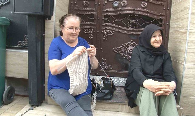 Kızını sınava bırakan anne stresini okul önünde örgü örerek attı