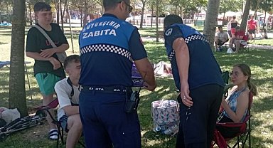 Kocaeli Büyükşehir zabıtasından tatilcilere çikolata ikramı