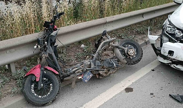 Kocaeli'de motosiklet bariyerlere çarptı: 1'i ağır 2 yaralı