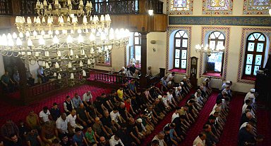 Kocaeli'de vatandaşlar bayram namazı için camileri doldurdu