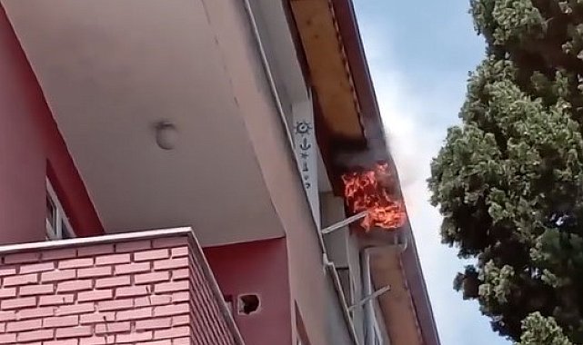 Kocaeli'nde 4 katlı binanın çatısında yangın çıktı