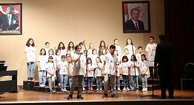 Kocaeli'nin Çocuk Korosu şarkılarıyla geçmişe götürdü