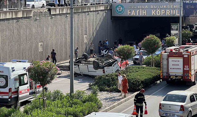 Kontrolden çıkan araç köprülü kavşaktan düştü