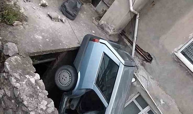 Kontrolden çıkan otomobil apartman boşluğuna düştü