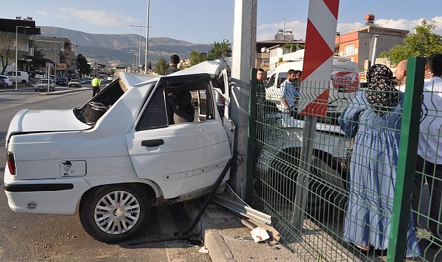 Kontrolden çıkan otomobil aydınlatma direğine çarptı: 3 yaralı