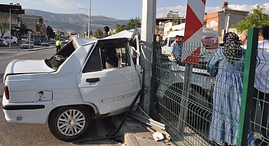 Kontrolden çıkan otomobil aydınlatma direğine çarptı: 3 yaralı