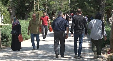 Konya'da mezarlıklarda bayram yoğunluğu