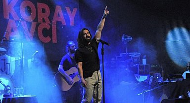 Koray Avcı Bursa'da sevenlerini mest etti