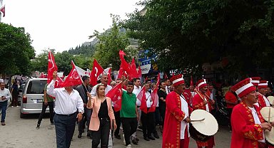 Kozanlılar il olmak için mehteran eşliğinde yürüdü