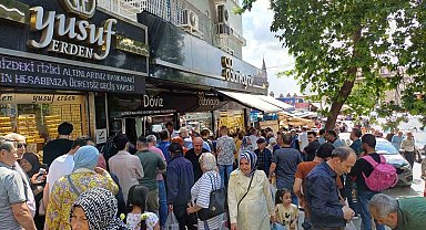 Kurban Bayramı için döviz bozdurmak isteyen vatandaşlar kuyruk oluşturdu