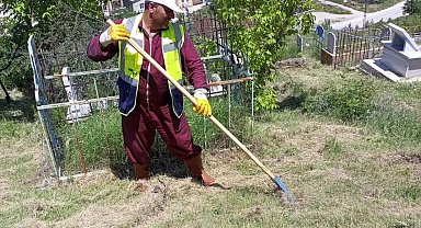 Kurban Bayramı öncesi mezarlıklarda bakım ve temizlik çalışmaları hız kesmeden devam ediyor