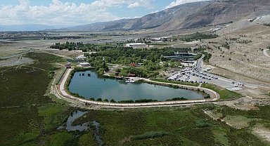 Kurban Bayramında güneşli havanın tadını mangal yakarak çıkardılar