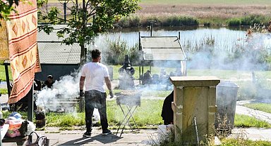 Kurbanını kesen mangala koştu