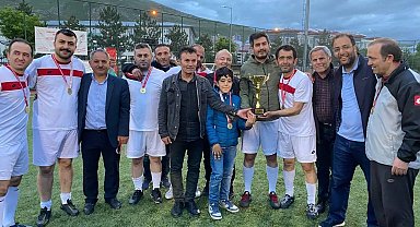 Kurumlar arası futbol müsabakası şampiyonu Bayburt İl Sağlık Müdürlüğü oldu