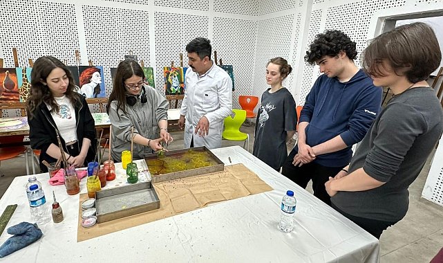 Kütahya Necip Fazıl Kısakürek Anadolu Lisesi'nde İspanyol öğrencilerle ebru çalışması