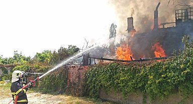 Kütahya'daki yangında bağ evi ve depo kül oldu