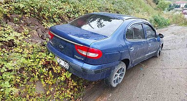 Lastiği patlayan otomobil su kanalına düştü: 3 yaralı