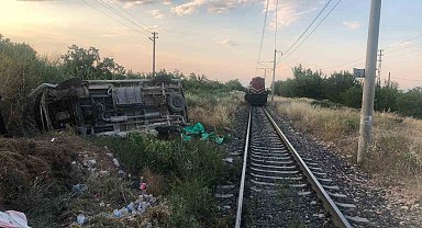 Malatya'da yük treni ile minibüs çarpıştı: 2 yaralı