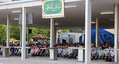 Malatyalılar bayram namazı için camileri doldurdu