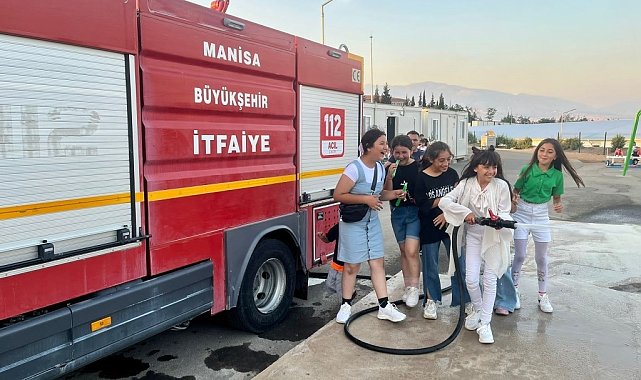 Manisa İtfaiyesi bayramda depremzede çocuklara moral oldu