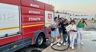 Manisa İtfaiyesi bayramda depremzede çocuklara moral oldu
