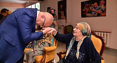 Manisa protokolünden huzurevi sakinlerine bayram ziyareti
