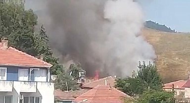 Manisa'da ev yangını yürekleri ağza getirdi