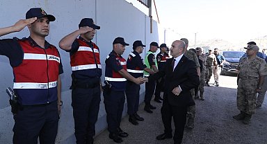 Mardin Valisi Demirtaş, güvenlik güçleri ve şehit aileleri ile bayramlaştı